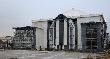 Kartepe'nin modern mimarili camisi yükseliyor