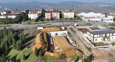 İzmit Ayazma Mahallesi futbol sahası devam