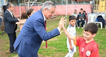 Kemer Belediyesi Futbol Okulu'nda formalar dağıtıldı