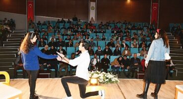 Harran Üniversitesi'nde Artiz Mektebi Tiyatro Oyunu Sahnelendi