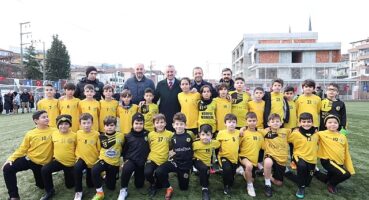 Minik futbolcular Büyükakın'a hünerlerini sergiledi