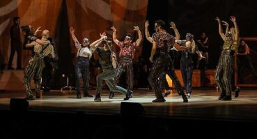 Sezonun iddialı tiyatro oyunu “Aşık Shakespeare", depremden etkilenen TOÇEV çocuklarına Umut ışığı oldu