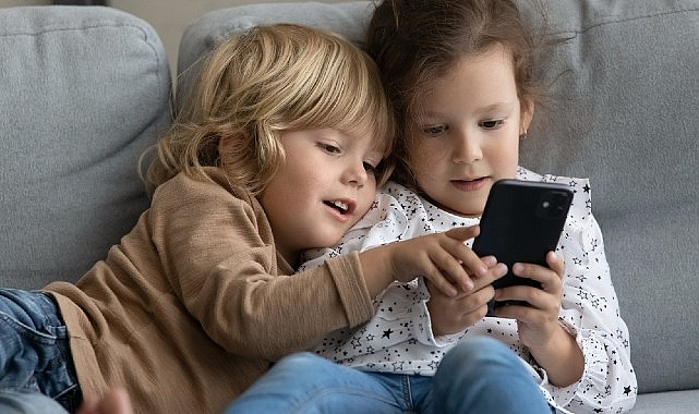 cocuklarda-ekran-bagimliligi-sasilik-nedeni.jpg
