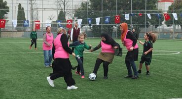 Dünya kadınlar günü maçını dostluk kazandı