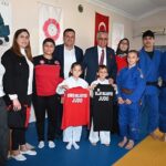 kemer-belediyesinden-judoculara-malzeme-destegi.jpg