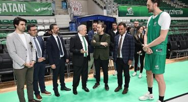 Şadi Özdemir Bursaspor Basketbol Takımı'nı antrenmanda izledi