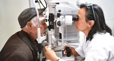 Kulakları duymayan 86 yaşındaki Cemil Amca Eşrefpaşa Hastanesi'nde tedavi oldu