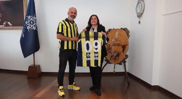 Aydın Fenerbahçeliler Derneği Başkanı Hayrettin Dincil Aydın Büyükşehir Belediye Başkanı Özlem Çerçioğlu’na nezaket ziyaretinde bulundu