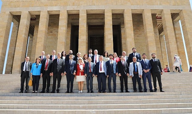edremit-belediye-baskani-mehmet-ertas-ekibiyle-birlikte-anitkabiri-ziyaret-etti.jpg