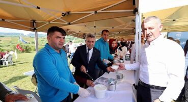 Kandıra Belediye Başkanı Erol Ölmez, Kocaeli Büyükşehir Belediyesi tarafından, Kandıra Sarışeyh Mahallesinde düzenlenen Çiftçi Şenliğine katıldı